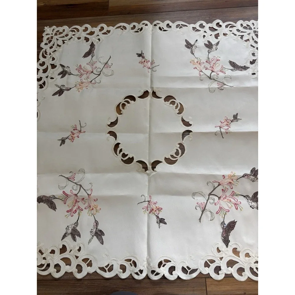 Doily Boutique Tablecloth Table Topper With Hummingbirds 33